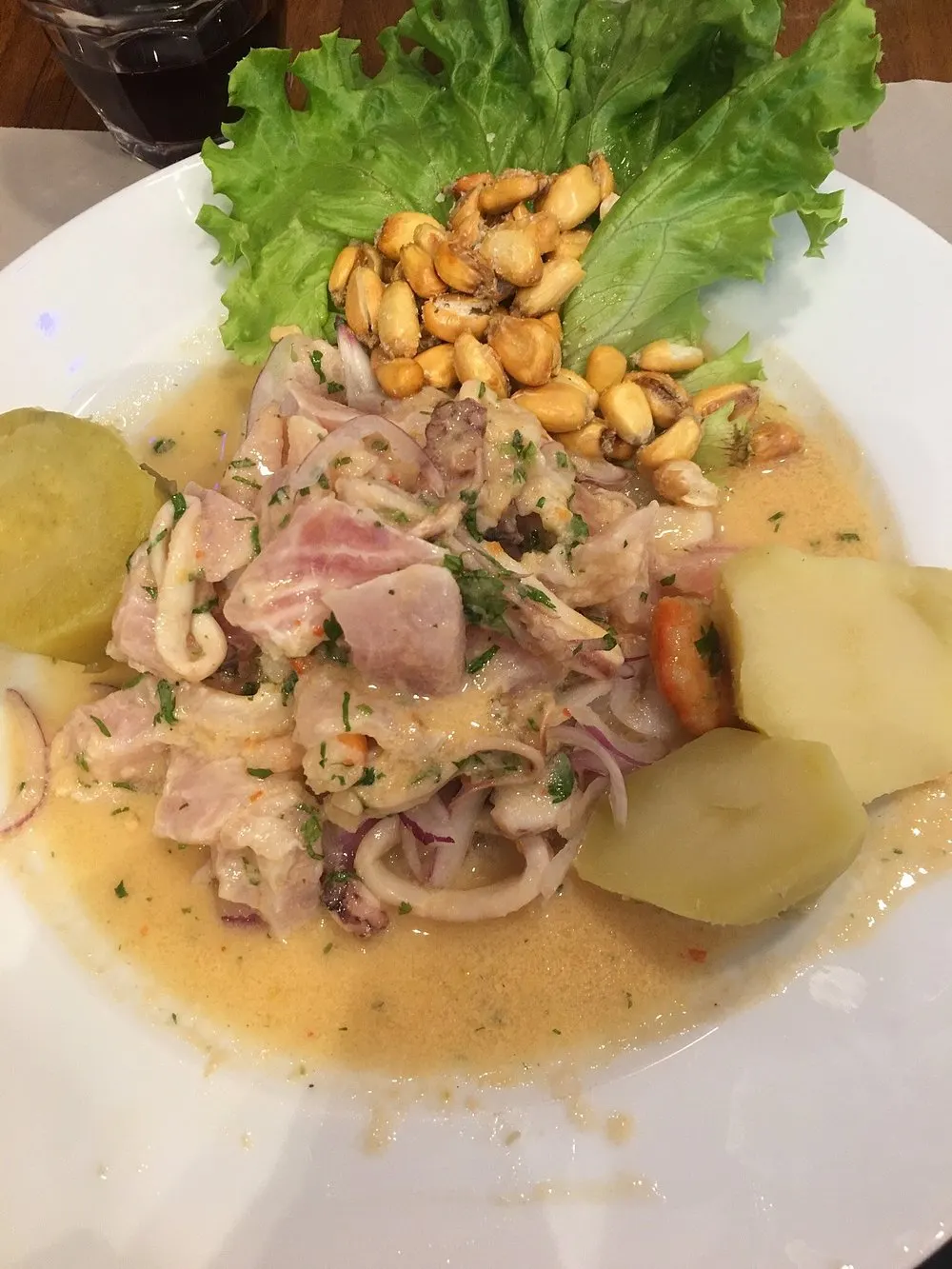 Ceviche mixto con cancha e camote