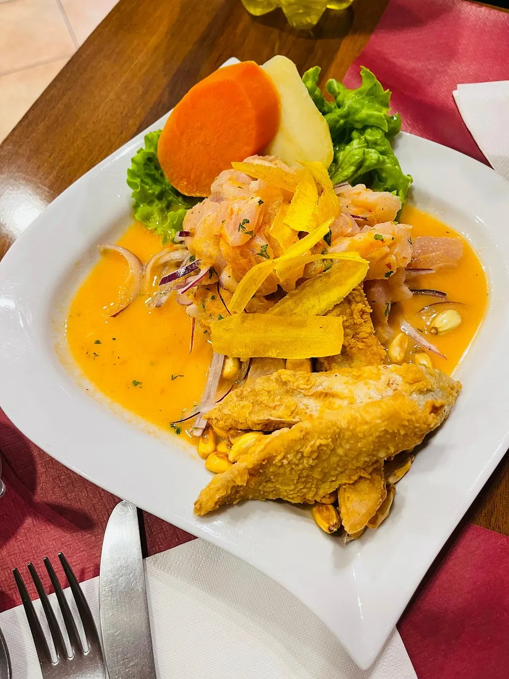 Ceviche di El Tiburón con leche de tigre all'ají amarillo, pesce fritto e chifles