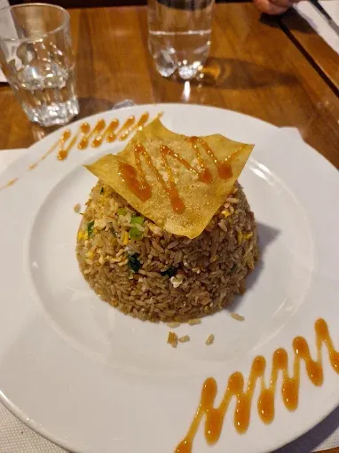 Arroz chaufa con wonton croccante