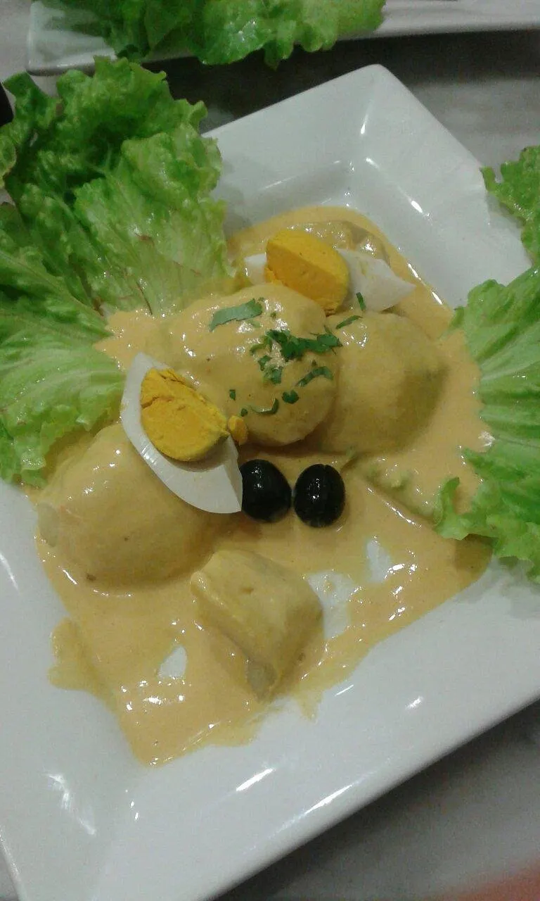 Papa a la huancaína con uovo e olive