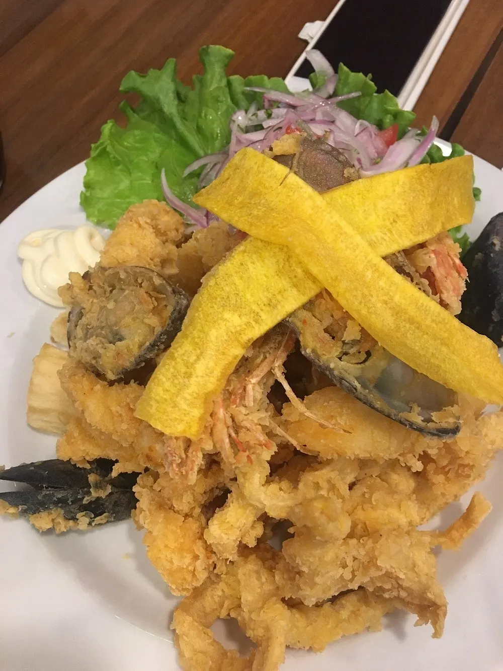 Jalea especial: gran fritto di mare con sarza criolla e chifles