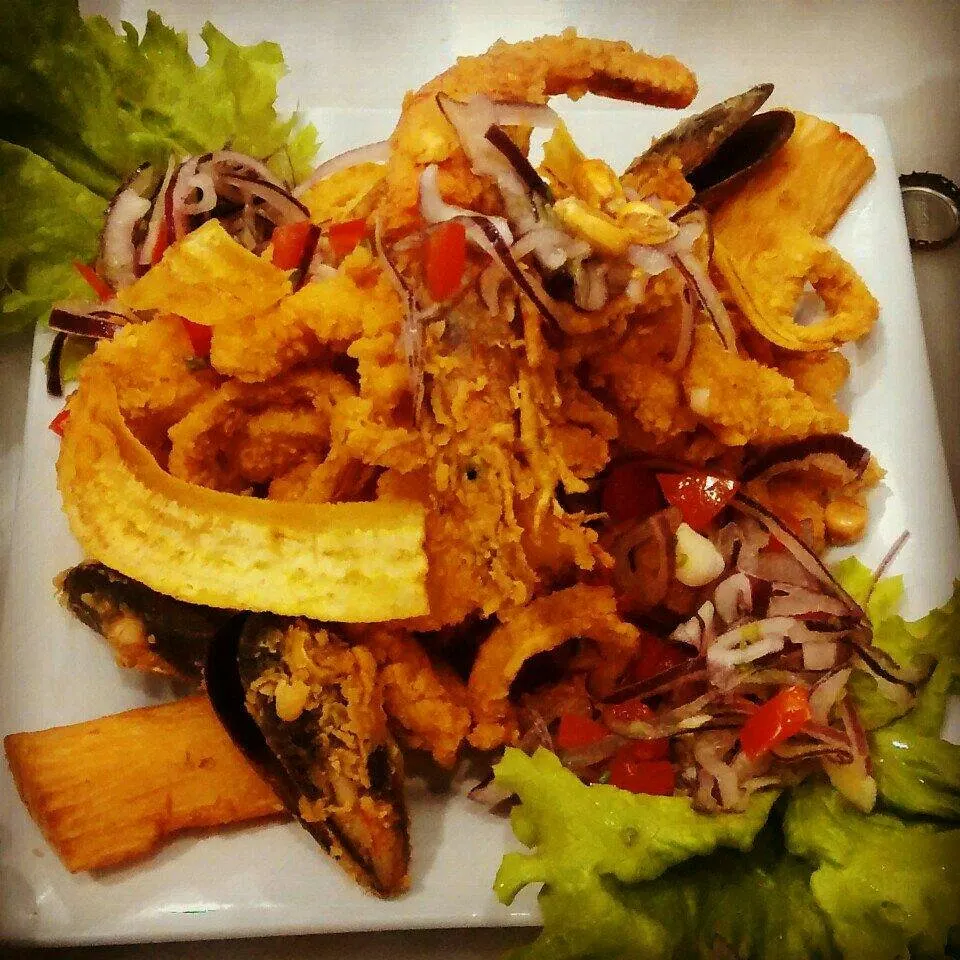 Jalea di pesce con cipolla rossa e chifles