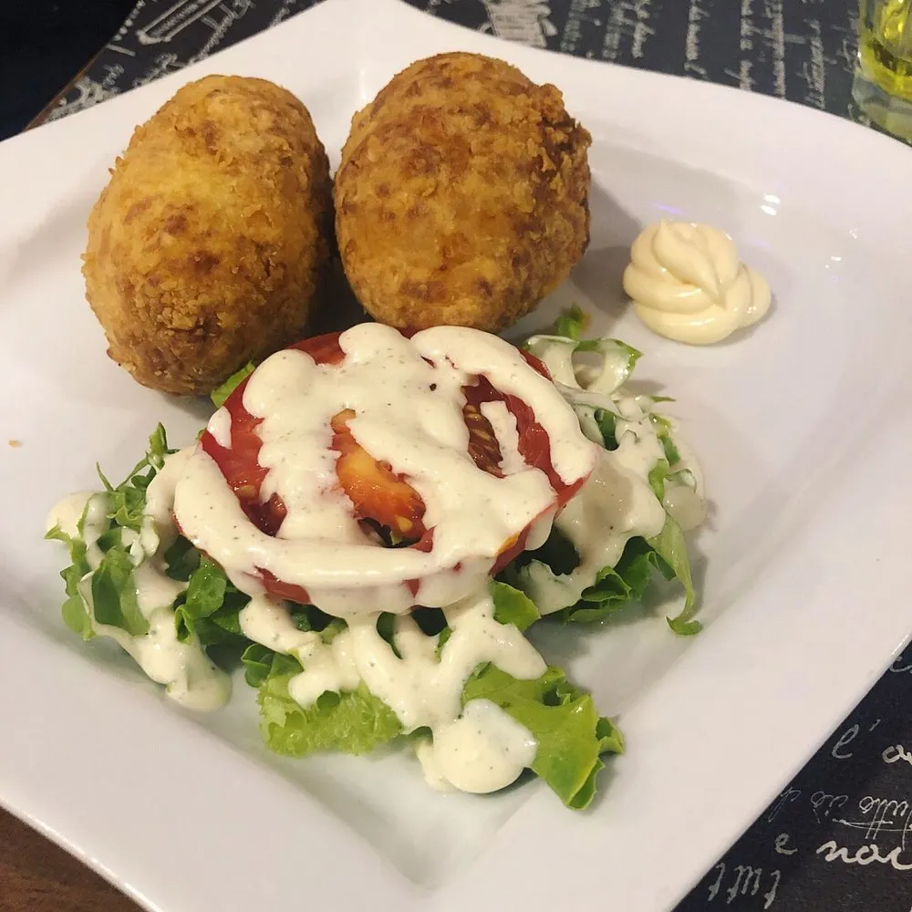 Papa rellena dorata con insalata e salsa