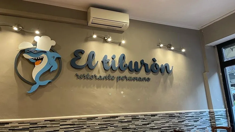 La parete con il logo di El Tiburón: lo squalo con il cappello da chef