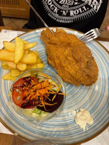 Pollo broaster con patate e insalata